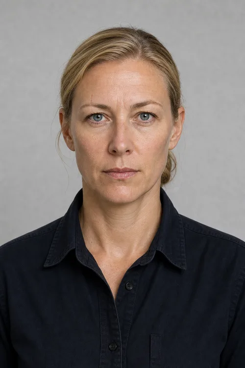 Commander Saskia Voss passport portrait